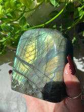 Load image into Gallery viewer, Labradorite freeform A
