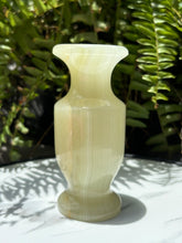 Load image into Gallery viewer, Onyx vase A
