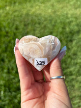 Load image into Gallery viewer, Flower Agate heart J
