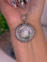 Load image into Gallery viewer, Mother of pearl Sun pendant 925s

