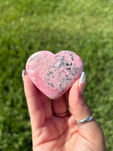 Load image into Gallery viewer, Rhodonite heart T
