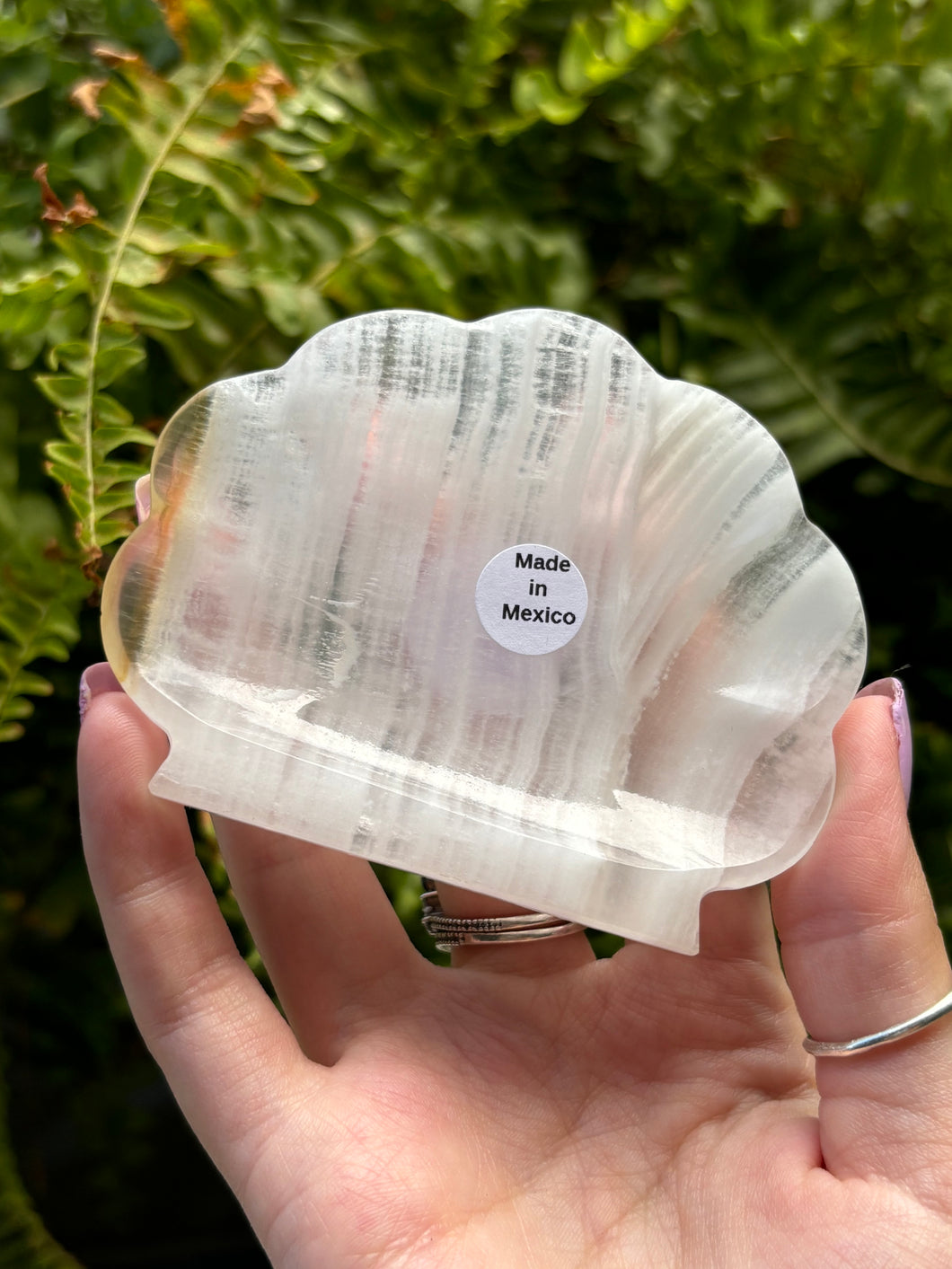 Intuitively chosen onyx shell dish