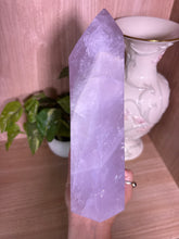 Load image into Gallery viewer, (K 4.5lbs Lavender milk) Lavender Quartz Tower
