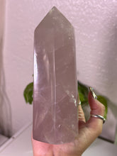 Load image into Gallery viewer, (E Dusty Rose) Rose Quartz tower w/flash
