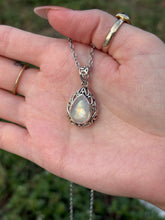 Load image into Gallery viewer, Moonstone pendant
