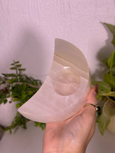 Load image into Gallery viewer, Onyx moon candle holder (or sphere)
